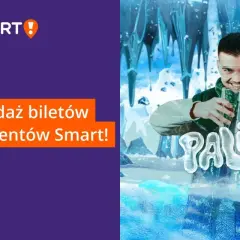 Mężczyzna nalewa zielony płyn do szklanki na tle lodowego krajobrazu i napisu "PALON TOUR".
