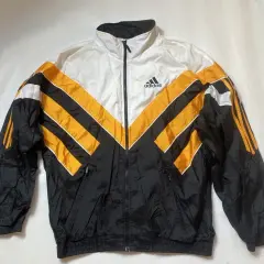 Kurtka vintage Adidas: Powrót do lat 90.? Moda znów zaskakuje!