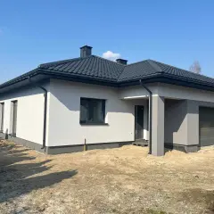 Nowoczesny dom z garażem, jasnoszara elewacja, czarny dach. Idealne miejsce dla rodziny. Sprzedam dom Warszawa.