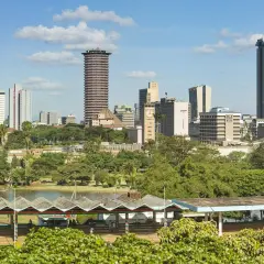 Widok na miasto z Nairobi, z wieżowcami i zielonymi drzewami. W oddali jezioro i pawilony.
