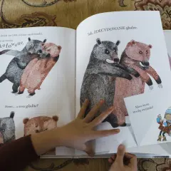 Jak opisać pluszowego misia? Dwa niedźwiedzie, jeden szary, drugi rudy, przytulają się. Czy są głodne?
