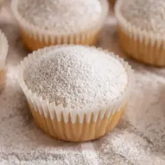 Muffin senza uova, soffici e dolci, cosparsi di zucchero a velo. Perfetti per una colazione leggera o una merenda golosa.