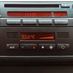 Wyświetlacz klimatyzacji BMW pokazuje 32°C. Włączam nawiew, by poczuć przyjemne, zimne powietrze z nawiewu.