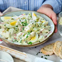 Ein köstlicher Spargelsalat mit Eiern und Radieschen, perfekt für ein leichtes Mittagessen. Dieses Spargelsalat Rezept ist ein Genuss!