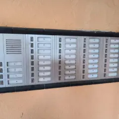 Panel domofonu z numerami mieszkań. Aby otworzyć drzwi domofon w bloku, naciśnij odpowiedni numer.