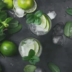 Orzeźwiający mojito drink ze spritem, lodem, limonką i miętą. Idealny na upalne dni.