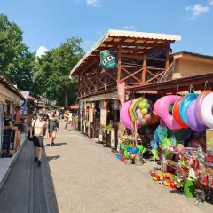 Spacer po Skorzęcinie, gdzie kolorowe koła ratunkowe i zabawki zapowiadają letnie imprezy.