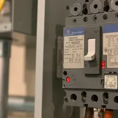 Bezpieczniki do domu: wyłącznik GE Spectra RMS, 150A, 600V. Zapewnia bezpieczeństwo instalacji elektrycznej.