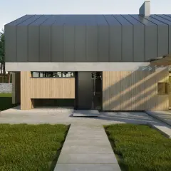 Nowoczesny dom z drewnianym gankiem i betonowymi elementami, otoczony zielenią.