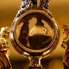 Reliquiario con ampolla contenente il sangue di San Gennaro. Il suo significato è legato al miracolo della liquefazione, simbolo di speranza e protezione per Napoli.