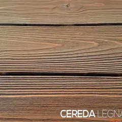 Tavolato in legno con venature marcate, una definizione naturale che evoca calore e solidità.