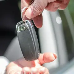 Przekazanie kluczyków do auta. Darowizna samochodu może wiązać się z koniecznością zapłaty podatku od darowizny auta.