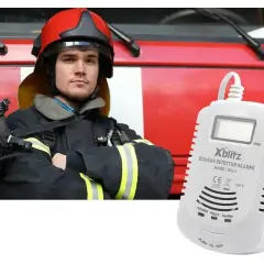 Strażak w hełmie i masce obok detektora gazu. Czy to fałszywy alarm czujnika gazu?