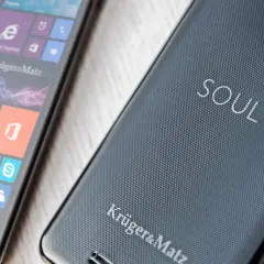 Dwa telefony Kruger&Matz, polska marka telefonów. Jeden z ekranem Windows Phone, drugi z napisem SOUL na tyle.