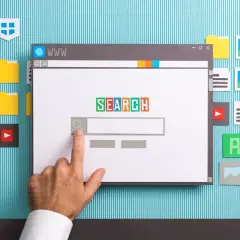 Palec wskazuje lupę na ekranie wyszukiwania, symbolizując niezależne wyszukiwarki internetowe.