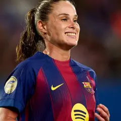 Piłkarka FC Barcelona z uśmiechem na twarzy, marząca o zdobyciu złotej piłki kobiet.