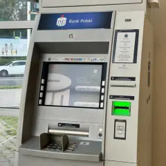 Bankomat PKO BP umożliwia pko bp wpłata gotówki w oddziale. Wygodnie wpłacaj pieniądze bez kolejki.