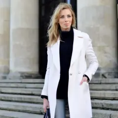 Biały płaszcz: Stylizacje, które odmienią Twój look! Porady ekspertki