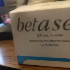 Opakowanie leku Betaserc 24 mg, który pomaga w leczeniu zawrotów głowy i szumów usznych.