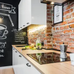 Ściana w kuchni bez płytek: 9 pomysłów, które pokochasz!