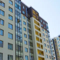 Nowoczesne bloki mieszkalne z balkonami. Zastanawiasz się, jak sprzedać mieszkanie bez pośredników? Zacznij od atrakcyjnej prezentacji nieruchomości.