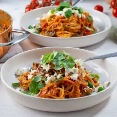 Enkel och god one pot pasta med tomatsås, svamp och fetaost. Serveras med färsk basilika.