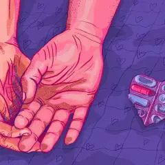 Dłonie splecione na tle z serduszkami. Obok opakowanie pigułek w kształcie serca, sugerujące seks po MDMA.
