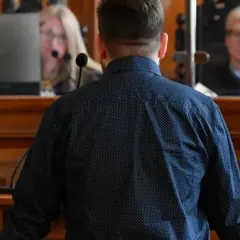 Czy świadek może mieć adwokata? Poznaj swoje prawa w sądzie