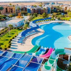 Wodne szaleństwo w Radisson Individuals Marina Port Ghalib: baseny, zjeżdżalnie i korty.