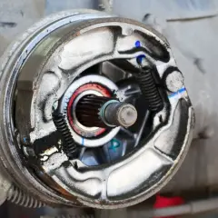 Detalle del freno de tambor de motocicleta, mostrando las zapatas y resortes.