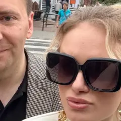 Marianna Schreiber z mężem na spacerze. Ona w okularach i złotych kolczykach, on w marynarce w kratę.