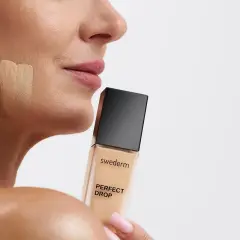 Testujesz odcienie podkładu, by dowiedzieć się, dlaczego podkład się waży. Swederm Perfect Drop.