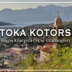 Widok na Zatokę Kotorską, z górami w tle i miastem u podnóża. Widać kościół z dzwonnicą. To jedne z najpiękniejszych atrakcji Czarnogóry.