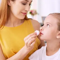 Dlaczego dziecku leci krew z nosa? Poznaj najczęstsze przyczyny