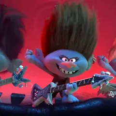 Trzy trolle rockmani grają na gitarach, tworząc głośne trolle piosenki. Ich włosy sterczą, a mina wyraża rock'n'rollową energię.