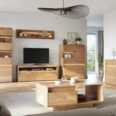 Nowoczesny salon z meblami z litego drewna. Ciepłe **kolory drewna** podkreślają naturalne piękno i tworzą przytulną atmosferę.