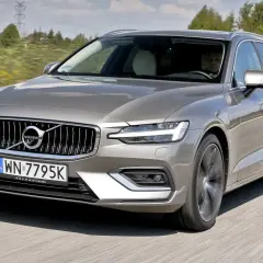 Szary Volvo V60 T5 w ruchu drogowym, z widocznym kierowcą.