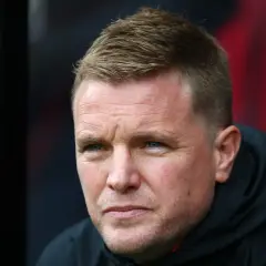 Eddie Howe, trener Newcastle, zamyślony podczas meczu.