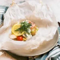 En läcker torsk i foliepaket med potatis, räkor, citron och dill. Enkelt och gott!