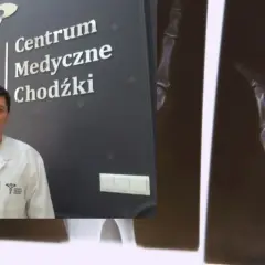 Lekarz w białym fartuchu na tle logo "Centrum Medyczne Chodźki" i zdjęcia RTG dłoni.
