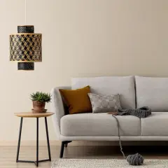 Gemütliches wohnzimmer beige grau weiss mit Sofa, Beistelltisch und Hängeleuchte. Ein Strickprojekt liegt bereit.