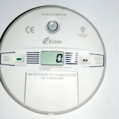 Détecteur de monoxyde de carbone Kidde. L'écran affiche "0", indiquant le fonctionnement normal et comment fonctionne un détecteur de monoxyde de carbone. Boutons Test/Reset et Alarme visibles.