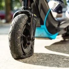 Wymiana opony w hulajnodze elektrycznej: Poradnik DIY krok po kroku