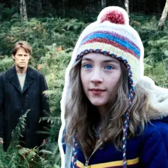Dziewczynka w kolorowej czapce i mężczyzna w lesie. Zapowiada się kolejna z tych mega wciągających filmów.