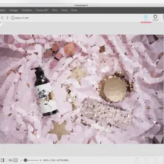 Efekt mozaiki na zdjęciu z buteleczką i gwiazdkami. Program PhotoScape X pozwala na tworzenie takich artystycznych przekształceń.