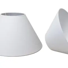 Dos pantallas de lámpara blancas, una de pie y otra inclinada. La pantalla lámpara 45 cm tiene una textura sutil.