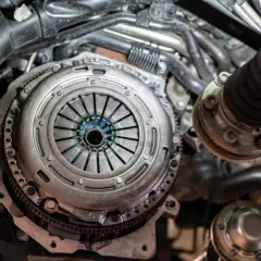 Mechanizm sprzęgła w samochodzie, gotowy do pracy. Właśnie trwa odpowietrzanie sprzęgła, by zapewnić płynną zmianę biegów.
