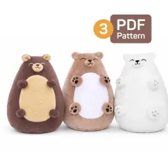 Trzy pluszowe misie w różnych kolorach. Obok nich widoczny napis "3 PDF Pattern", sugerujący wykrój misia do uszycia.