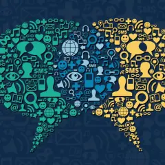 Deux bulles de dialogue composées d'icônes symbolisant la communication et les réseaux sociaux, illustrant une campagne marketing sur les réseaux sociaux.