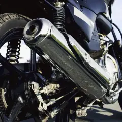 Detalle de escape cromado de motocicleta. ¿Cuánto cuesta homologar un escape para que sea legal?
